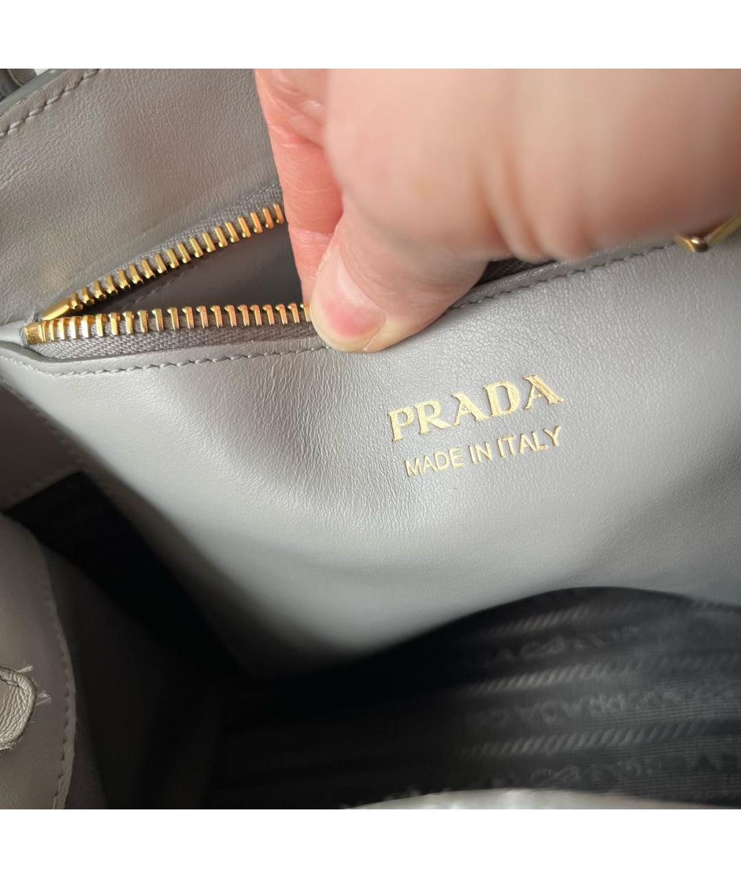 PRADA Серая кожаная сумка с короткими ручками, фото 2