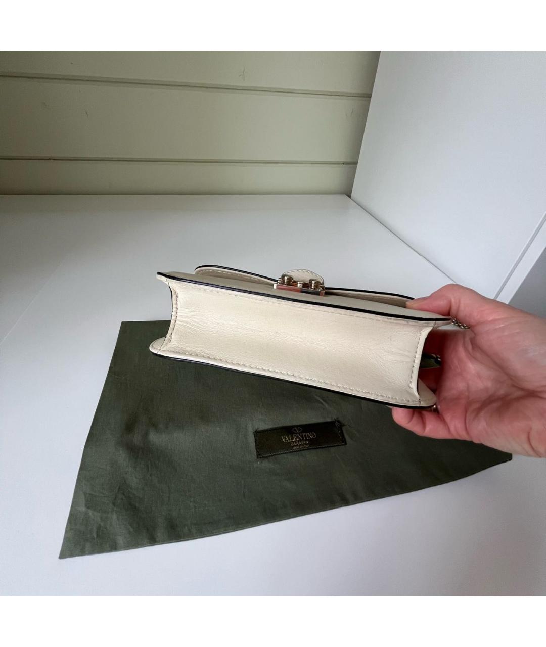VALENTINO Бежевая кожаная сумка через плечо, фото 5