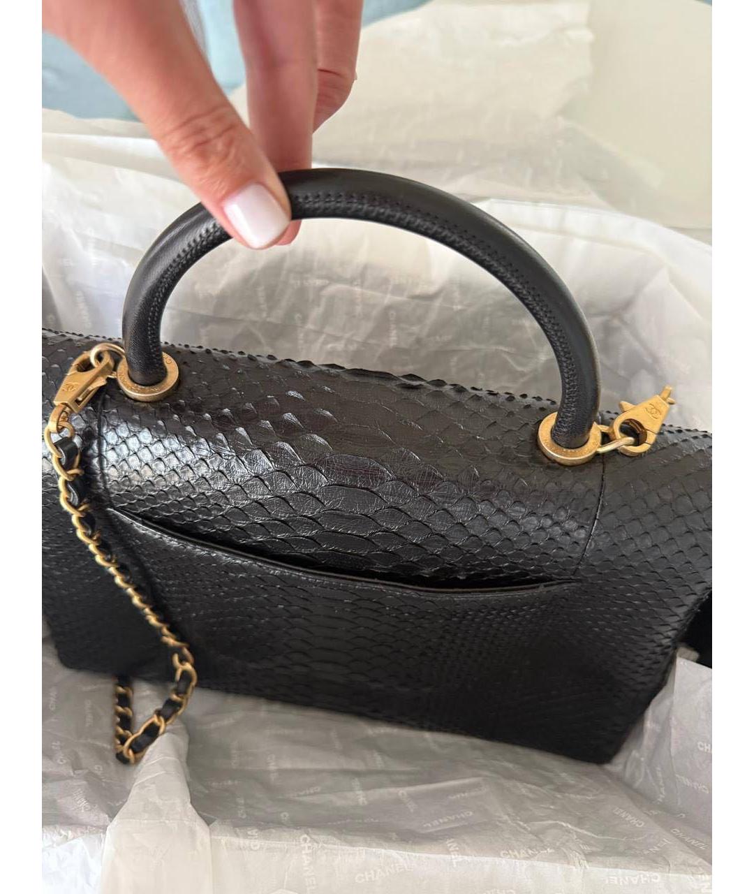 CHANEL Черная сумка с короткими ручками из экзотической кожи, фото 3