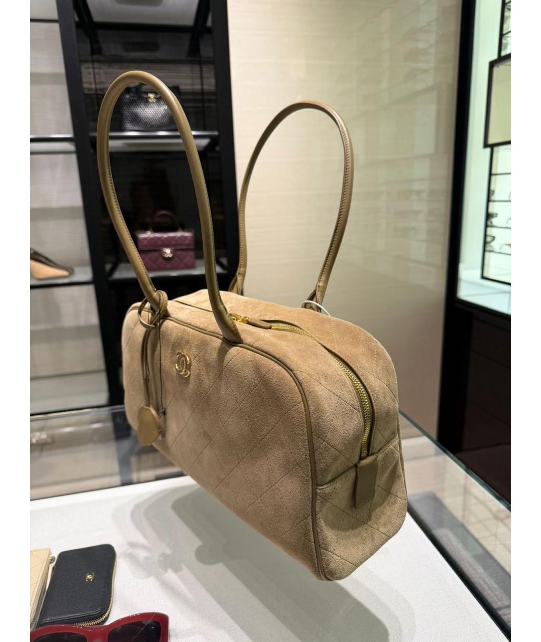 CHANEL Бежевая замшевая сумка с короткими ручками, фото 4