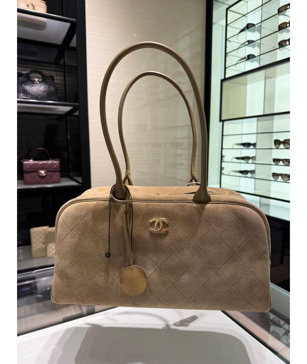 CHANEL Бежевая замшевая сумка с короткими ручками, фото 5