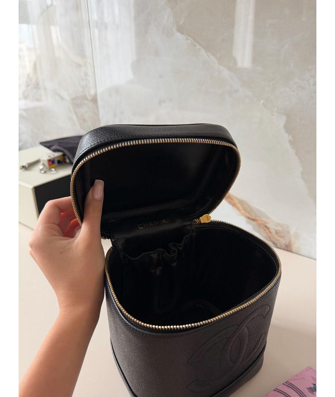 CHANEL Черная кожаная сумка с короткими ручками, фото 6