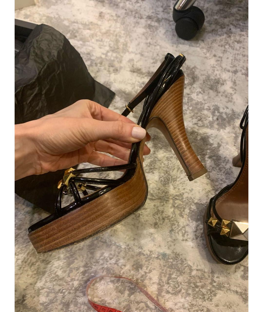 MARC JACOBS Черные босоножки из лакированной кожи, фото 3