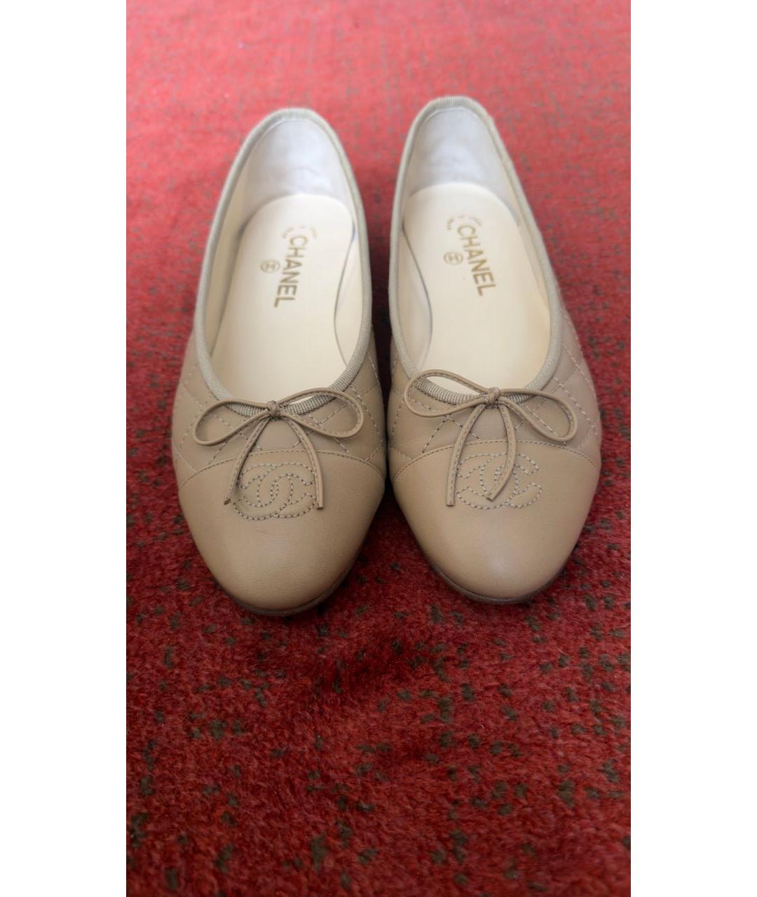 CHANEL Бежевые кожаные балетки, фото 2