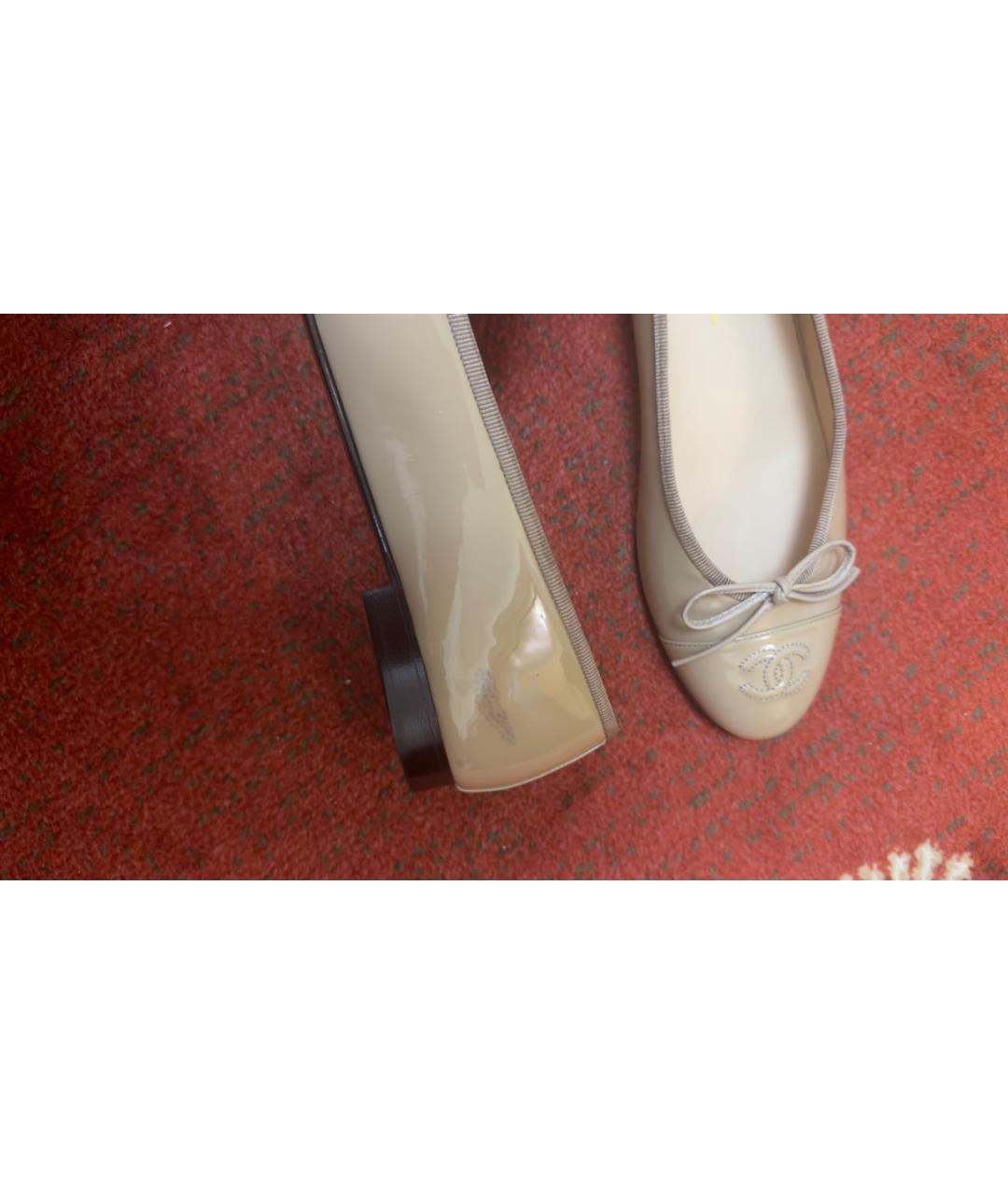 CHANEL Бежевые балетки из лакированной кожи, фото 5
