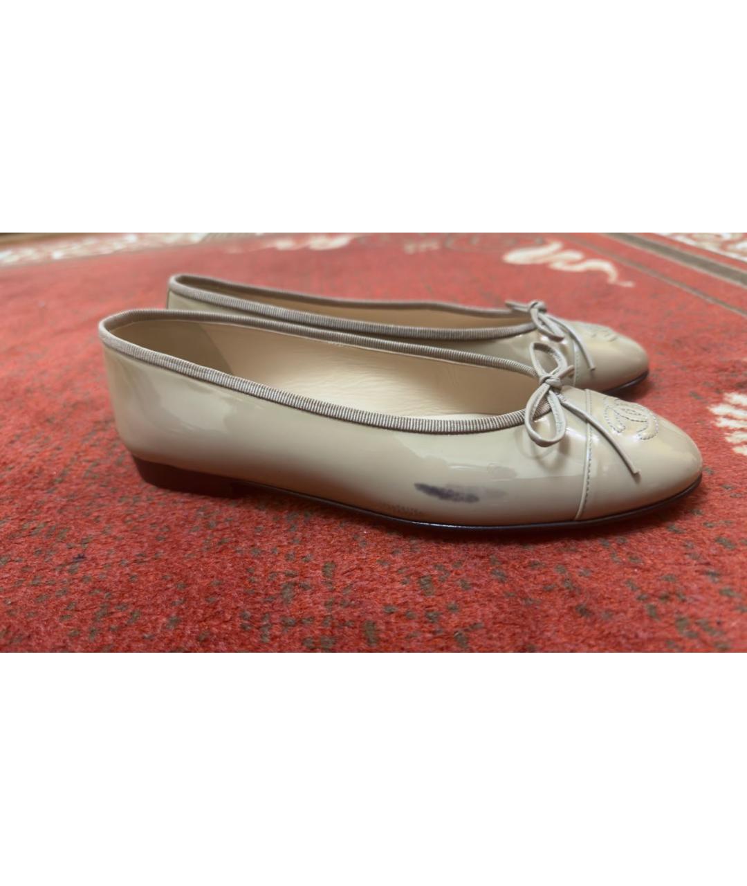CHANEL Бежевые балетки из лакированной кожи, фото 6
