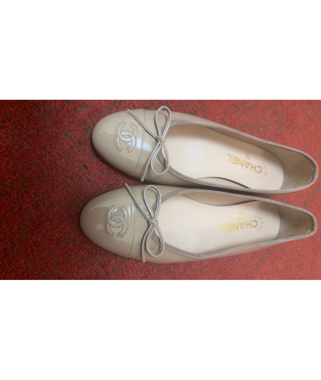 CHANEL Бежевые балетки из лакированной кожи, фото 2