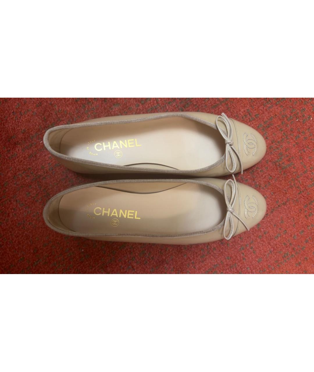 CHANEL Бежевые балетки из лакированной кожи, фото 4