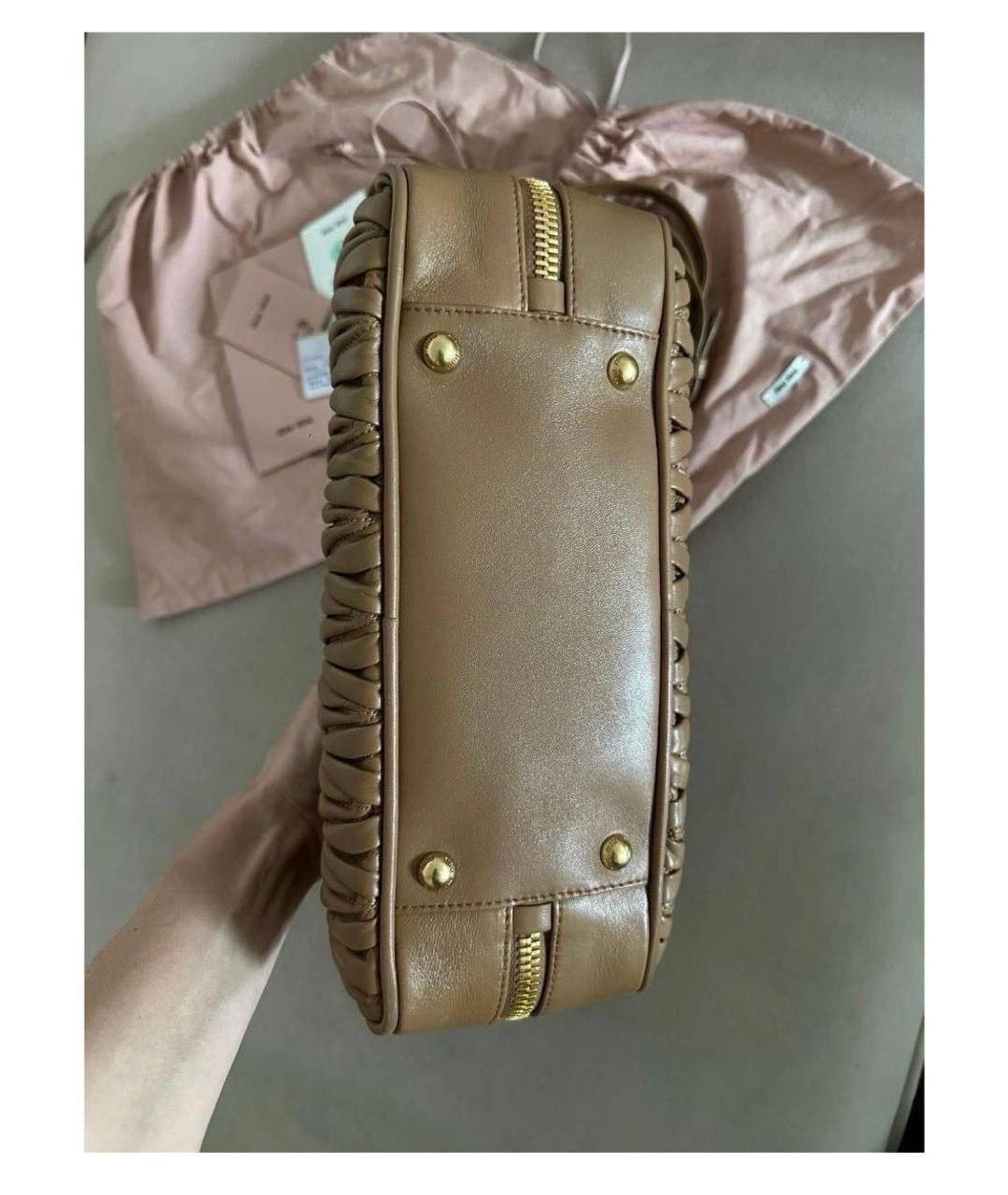 MIU MIU Бежевая кожаная сумка с короткими ручками, фото 4