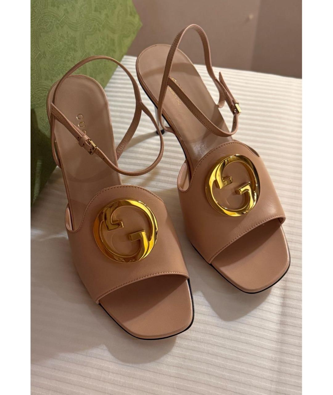 GUCCI Бежевые босоножки из лакированной кожи, фото 2