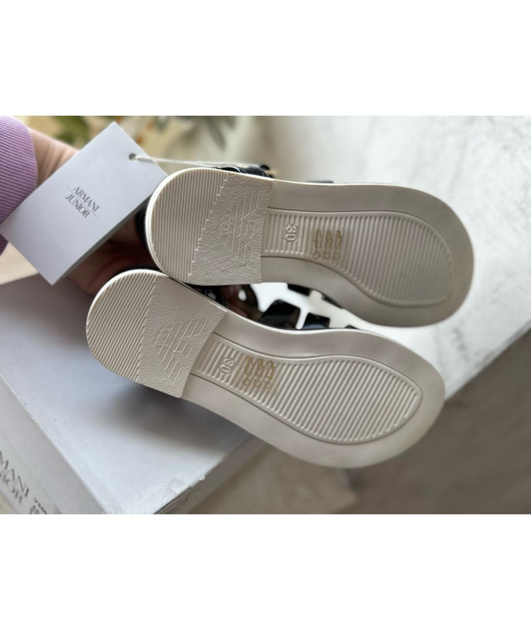 ARMANI JUNIOR Темно-синие сандалии и шлепанцы из лакированной кожи, фото 5