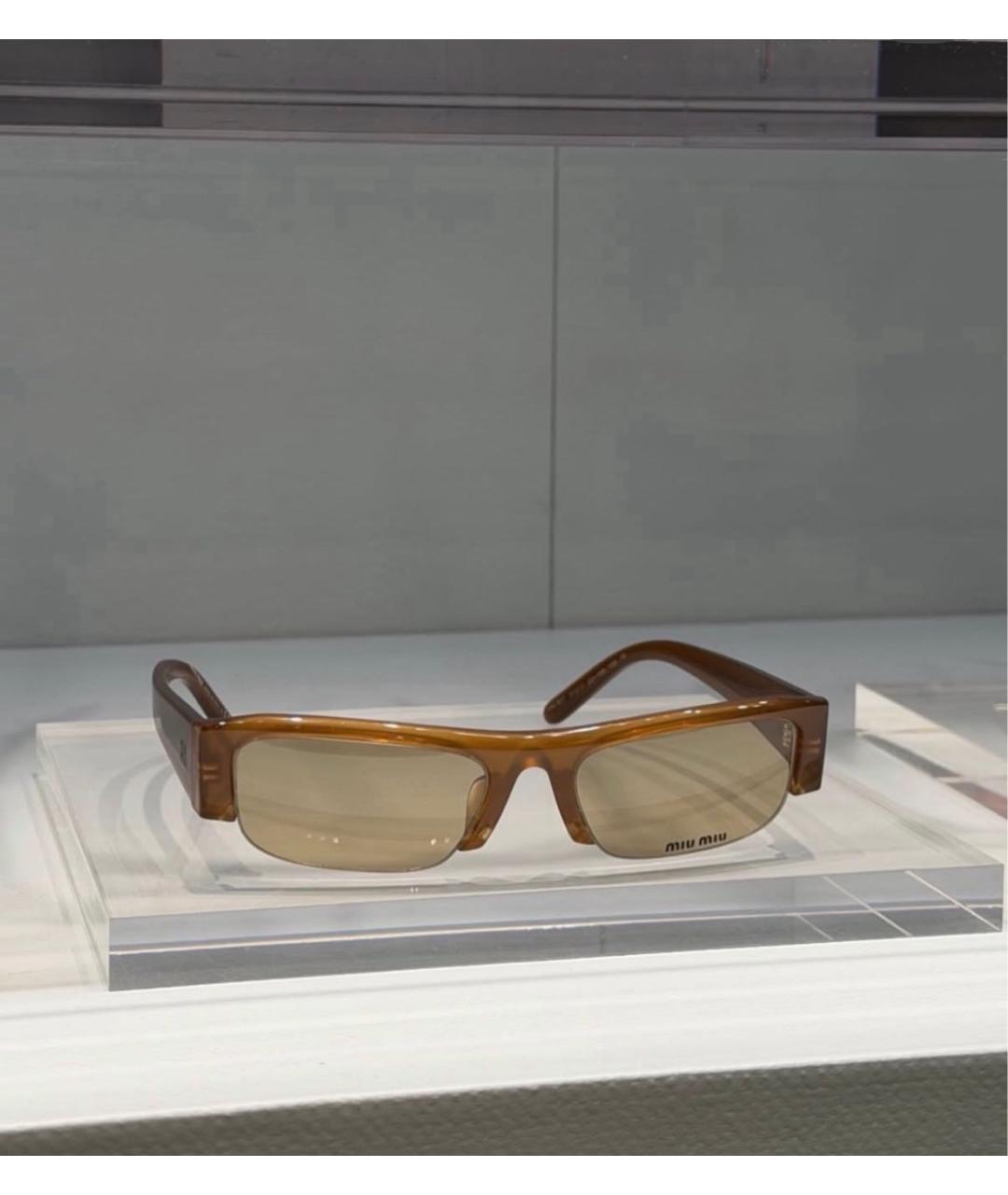 MIU MIU Коричневые пластиковые солнцезащитные очки, фото 3