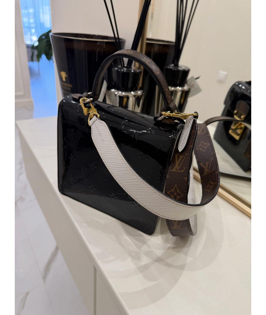 LOUIS VUITTON Черная сумка через плечо из лакированной кожи, фото 6