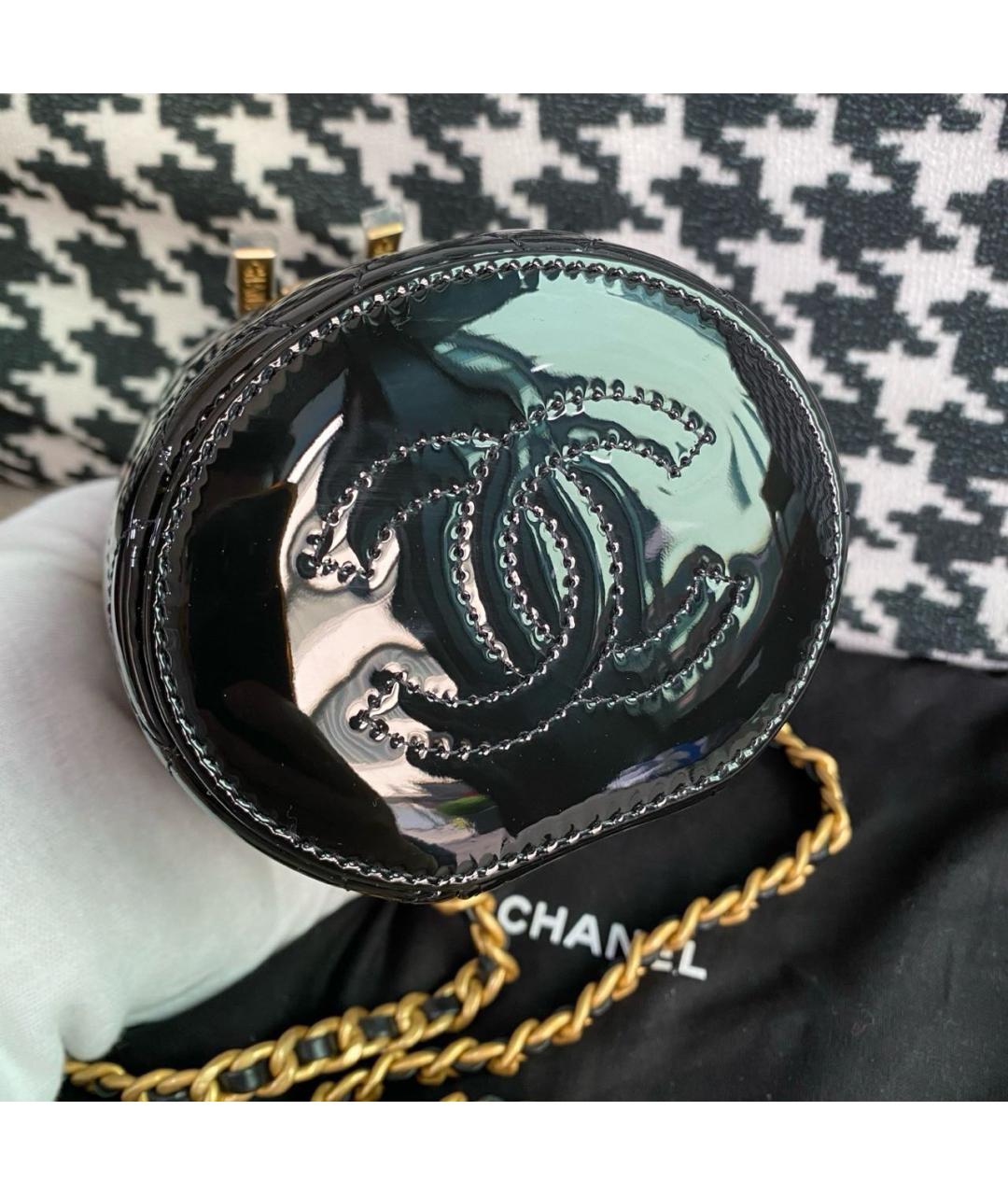 CHANEL Черная сумка через плечо из лакированной кожи, фото 4