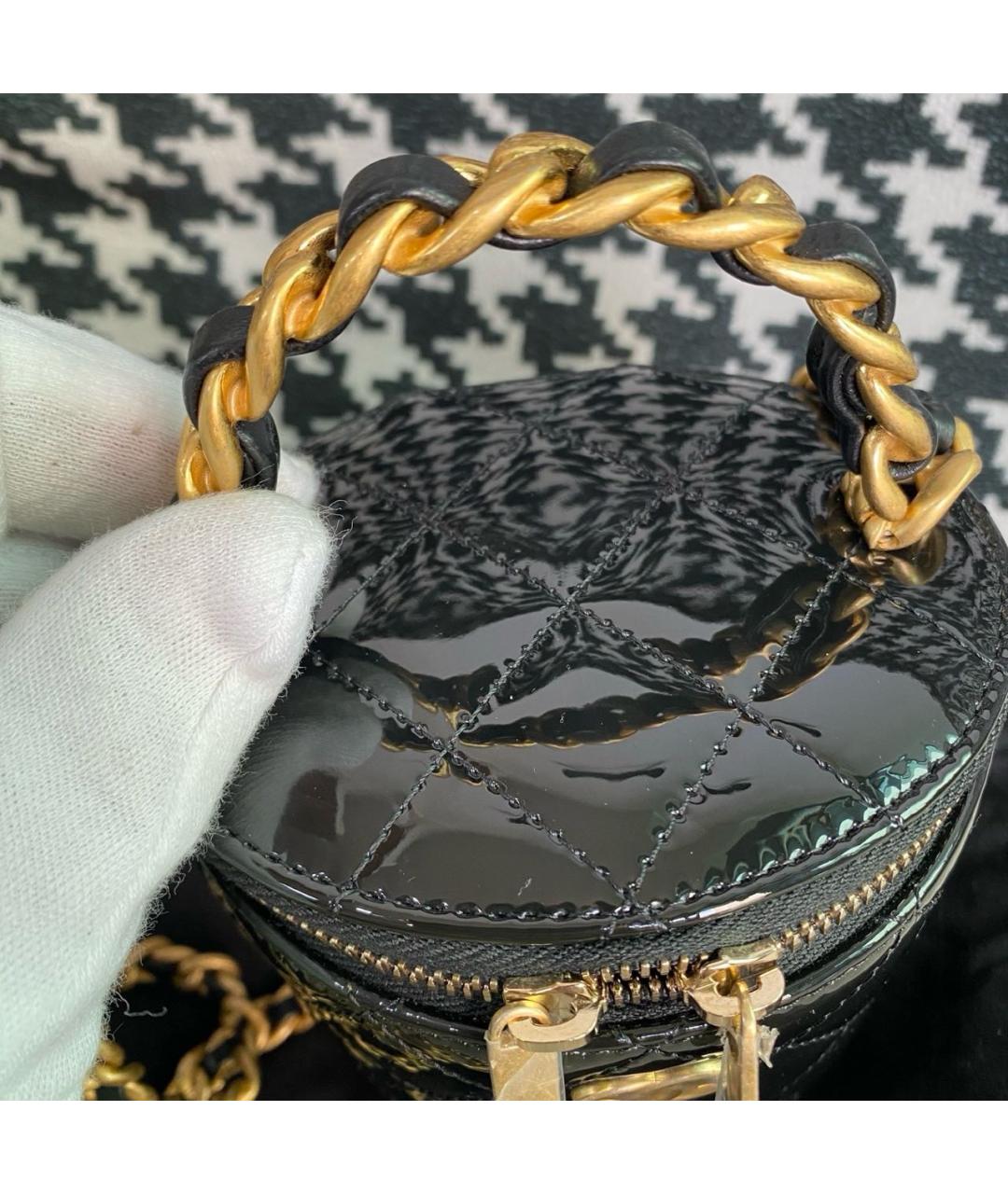CHANEL Черная сумка через плечо из лакированной кожи, фото 5