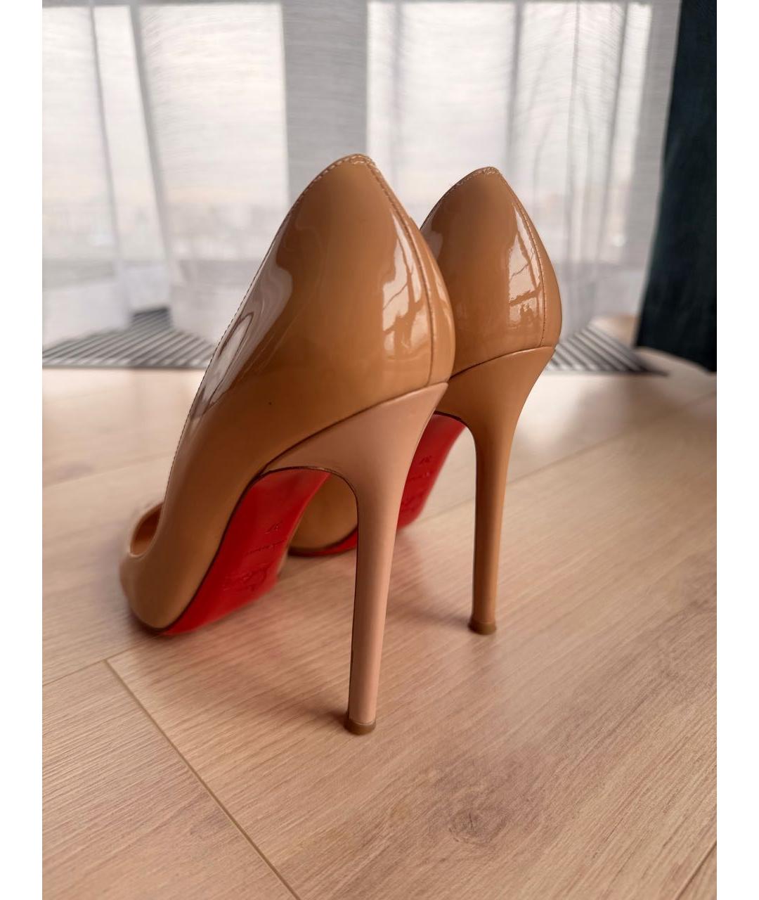 CHRISTIAN LOUBOUTIN Бежевые туфли из лакированной кожи, фото 4