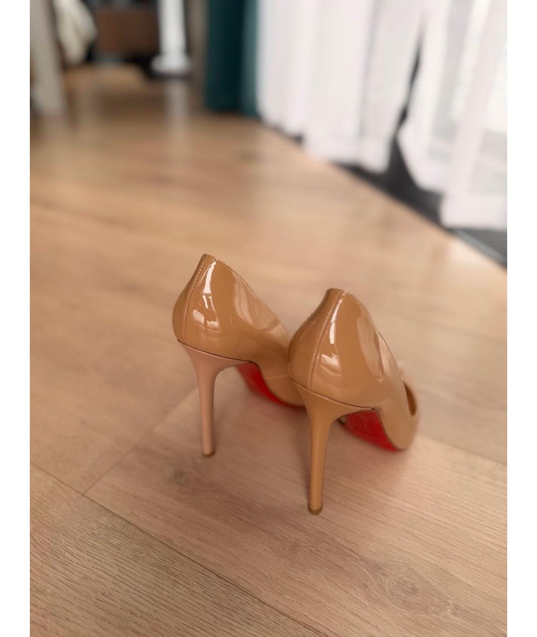 CHRISTIAN LOUBOUTIN Бежевые туфли из лакированной кожи, фото 5