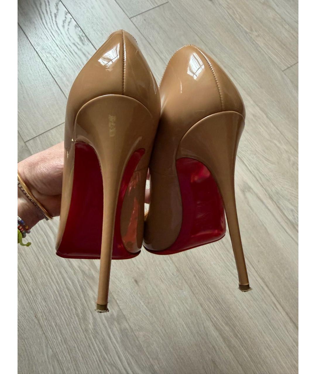 CHRISTIAN LOUBOUTIN Бежевые туфли из лакированной кожи, фото 4