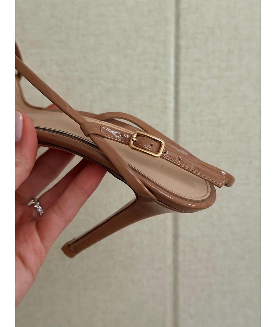 GIANVITO ROSSI Бежевые босоножки из лакированной кожи, фото 4