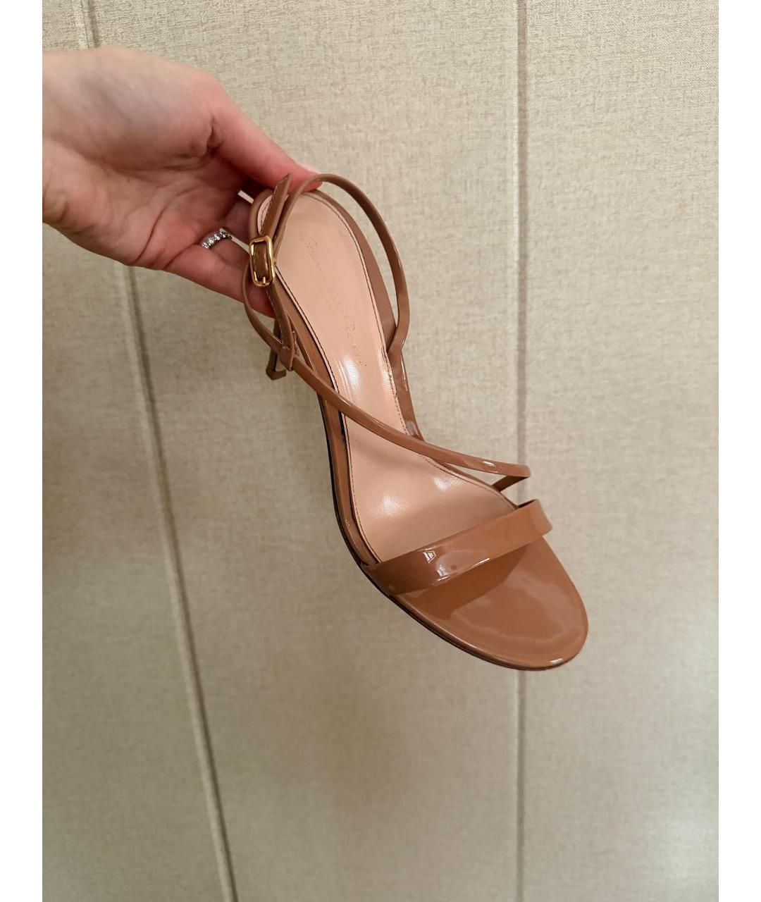 GIANVITO ROSSI Бежевые босоножки из лакированной кожи, фото 3