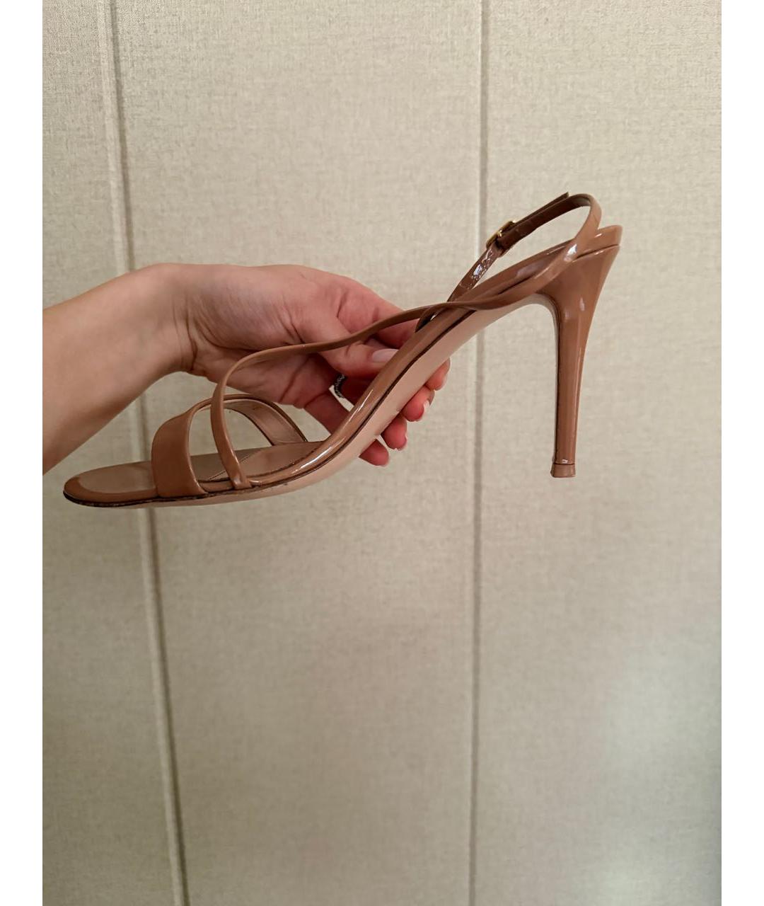 GIANVITO ROSSI Бежевые босоножки из лакированной кожи, фото 5