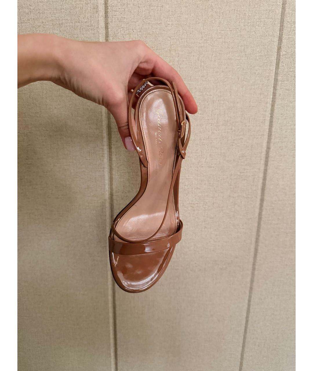 GIANVITO ROSSI Бежевые босоножки из лакированной кожи, фото 2