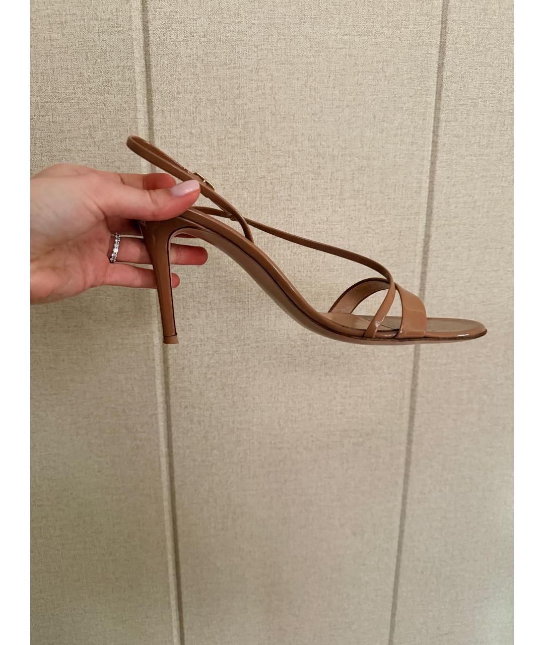 GIANVITO ROSSI Бежевые босоножки из лакированной кожи, фото 7