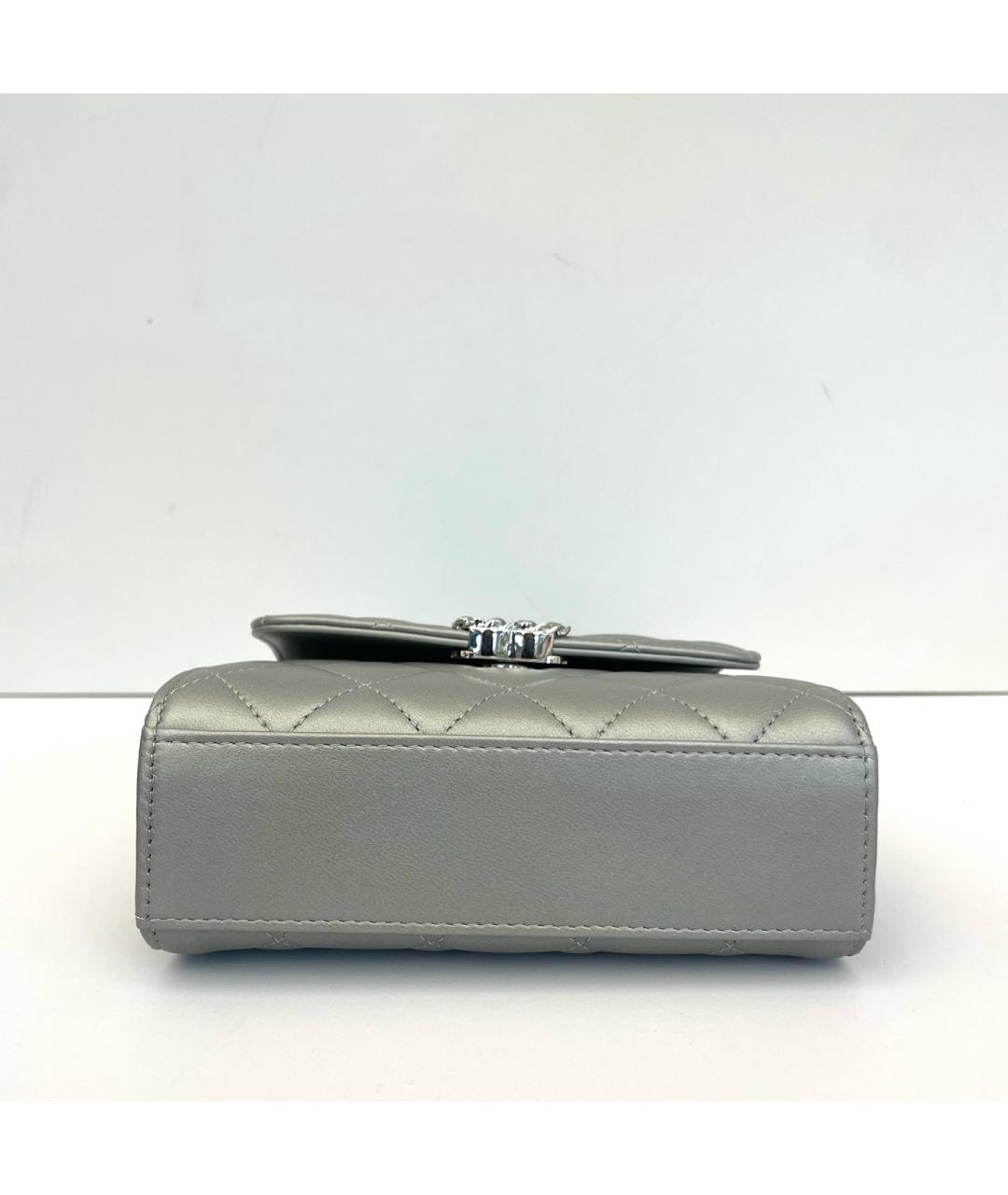 CHANEL Серебряная кожаная сумка с короткими ручками, фото 4