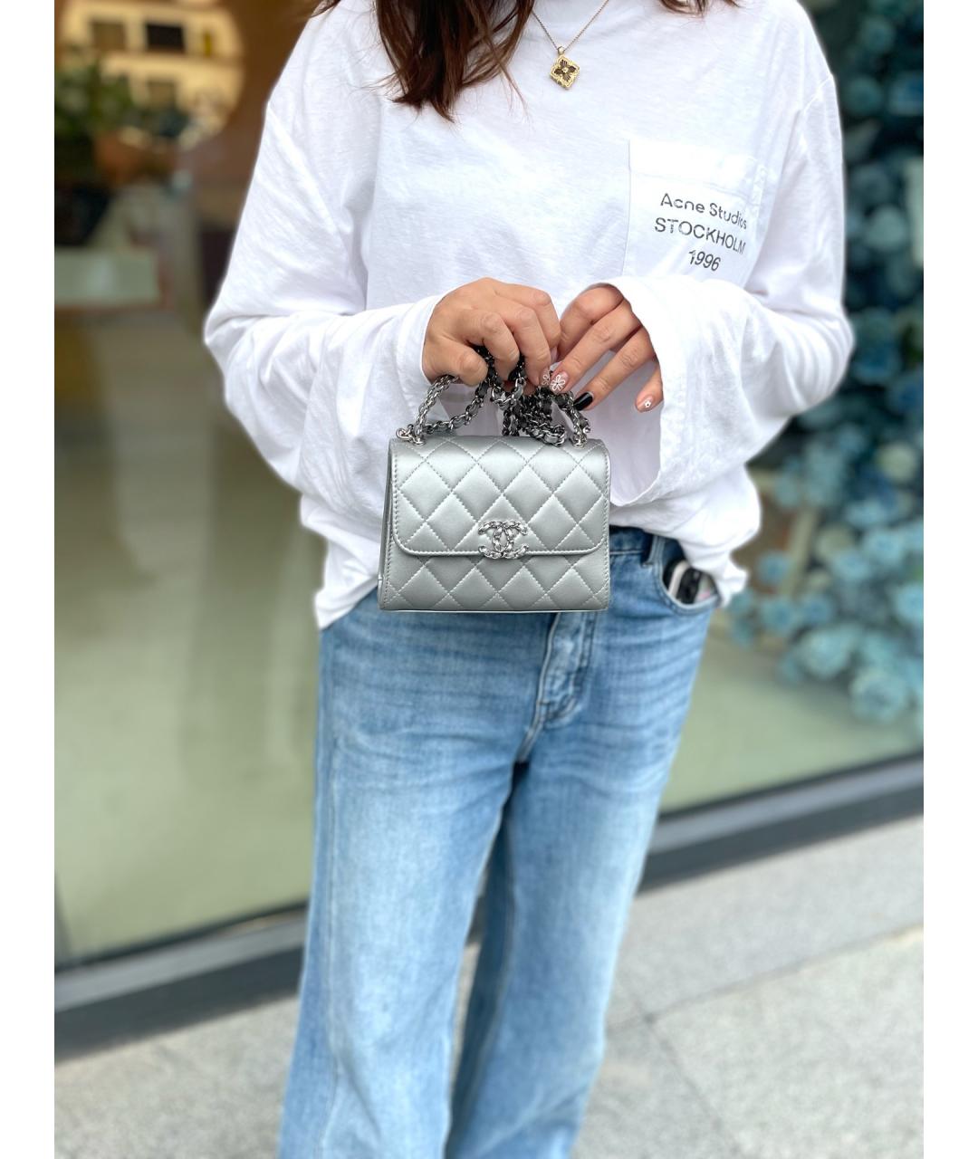 CHANEL Серебряная кожаная сумка с короткими ручками, фото 6