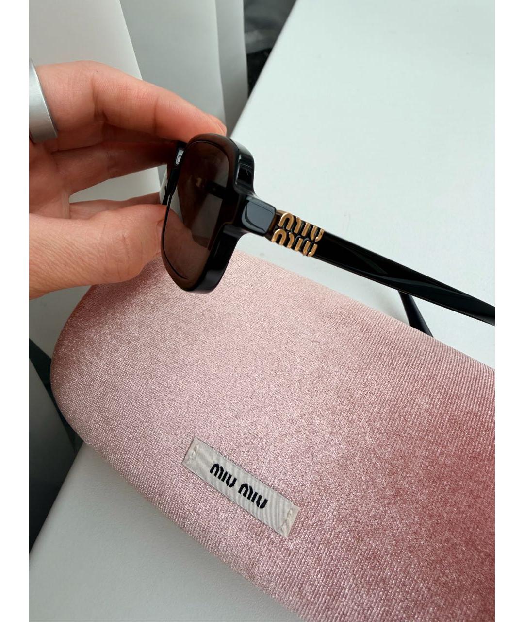 MIU MIU Черные пластиковые солнцезащитные очки, фото 3