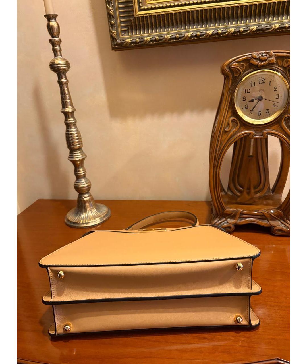 FENDI Бежевая кожаная сумка с короткими ручками, фото 6