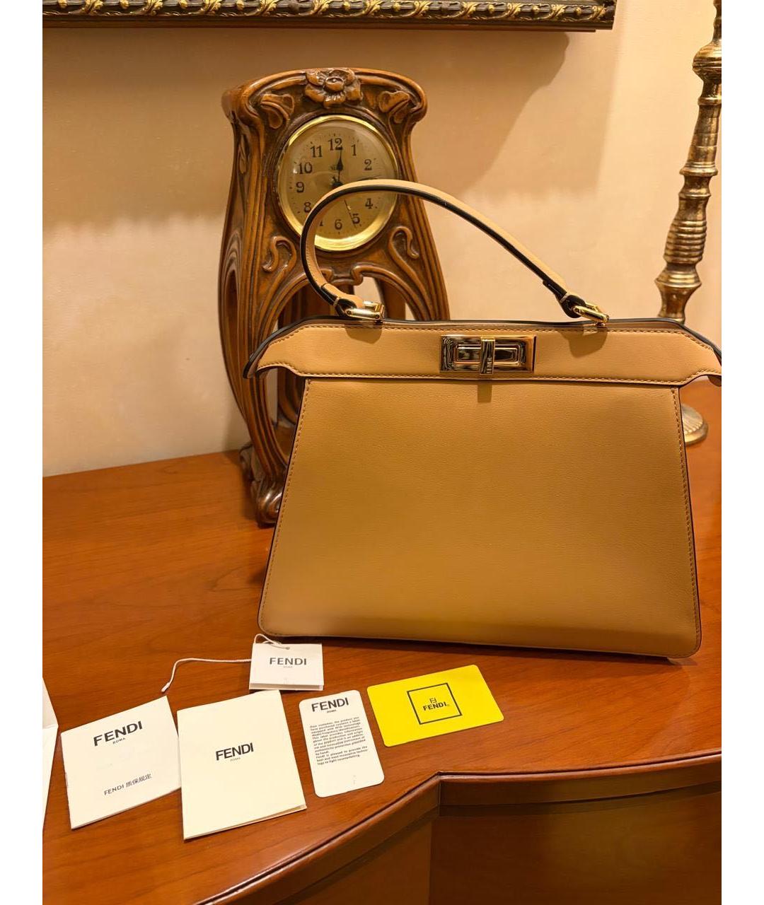 FENDI Бежевая кожаная сумка с короткими ручками, фото 2