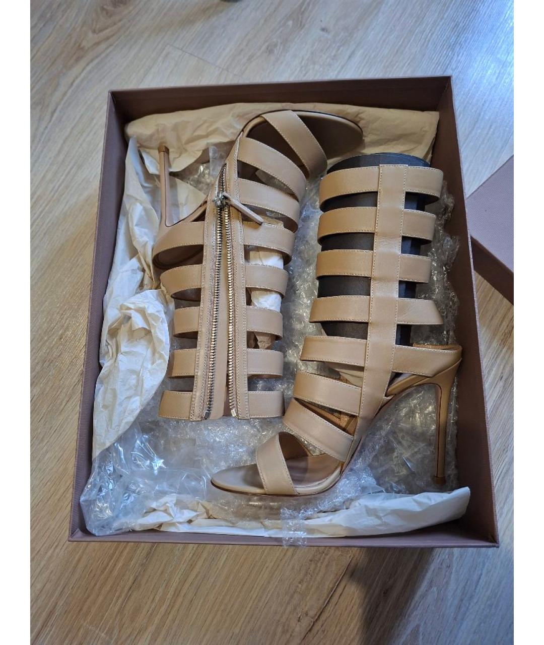 GIANVITO ROSSI Бежевые кожаные босоножки, фото 5