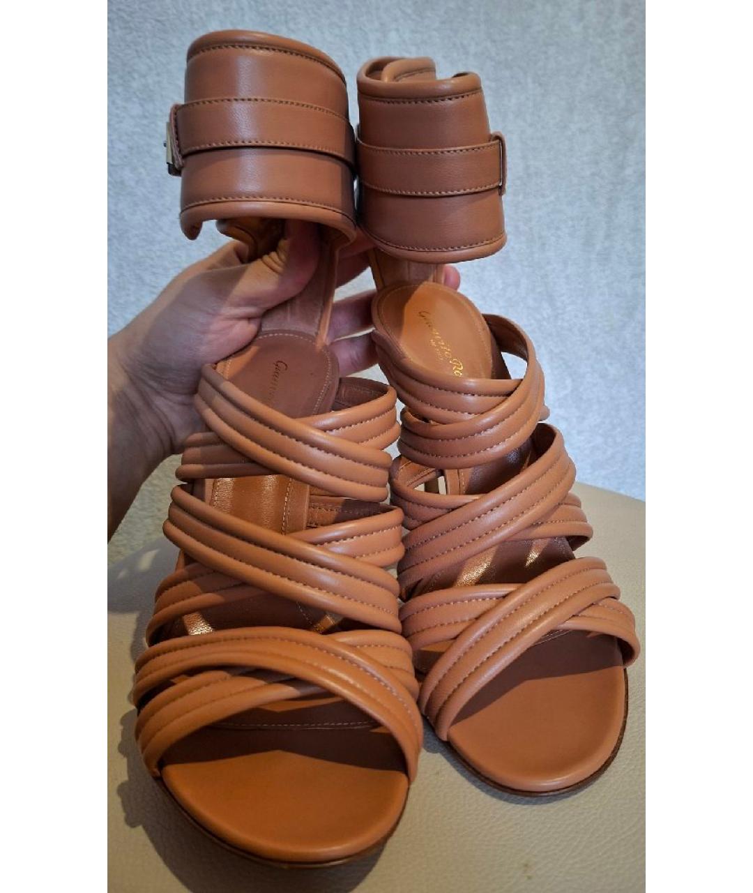 GIANVITO ROSSI Коралловые кожаные босоножки, фото 3
