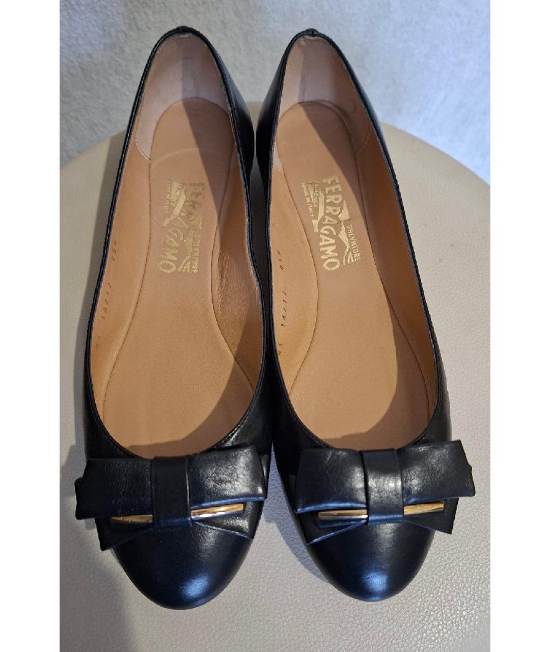 FERRAGAMO Черные кожаные балетки, фото 2