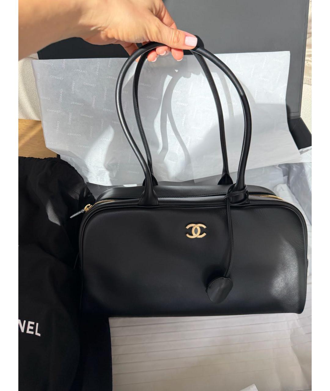 CHANEL Черная кожаная сумка с короткими ручками, фото 5