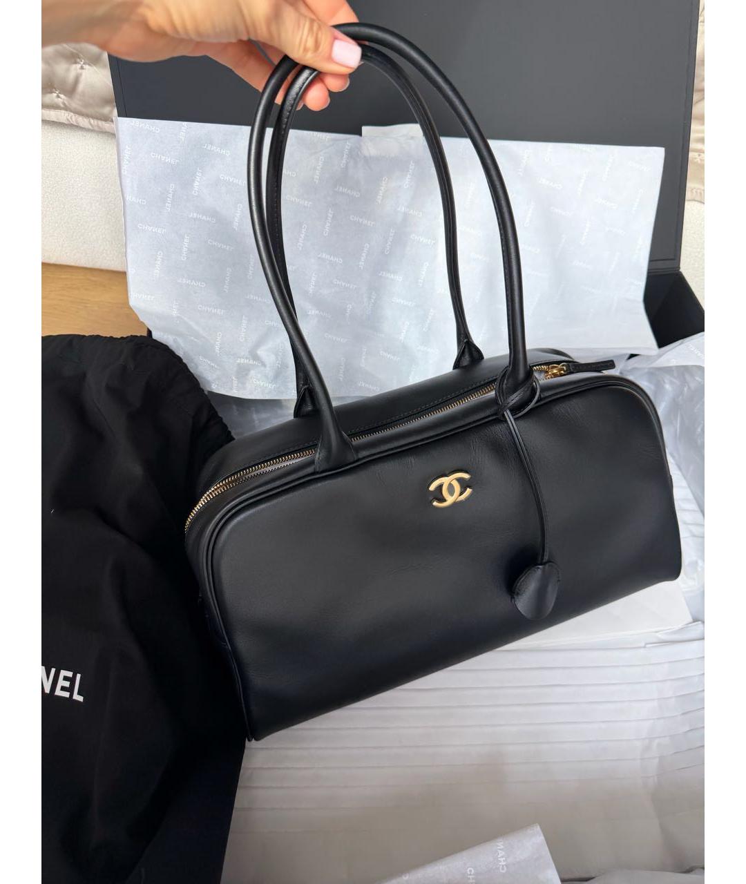 CHANEL Черная кожаная сумка с короткими ручками, фото 3