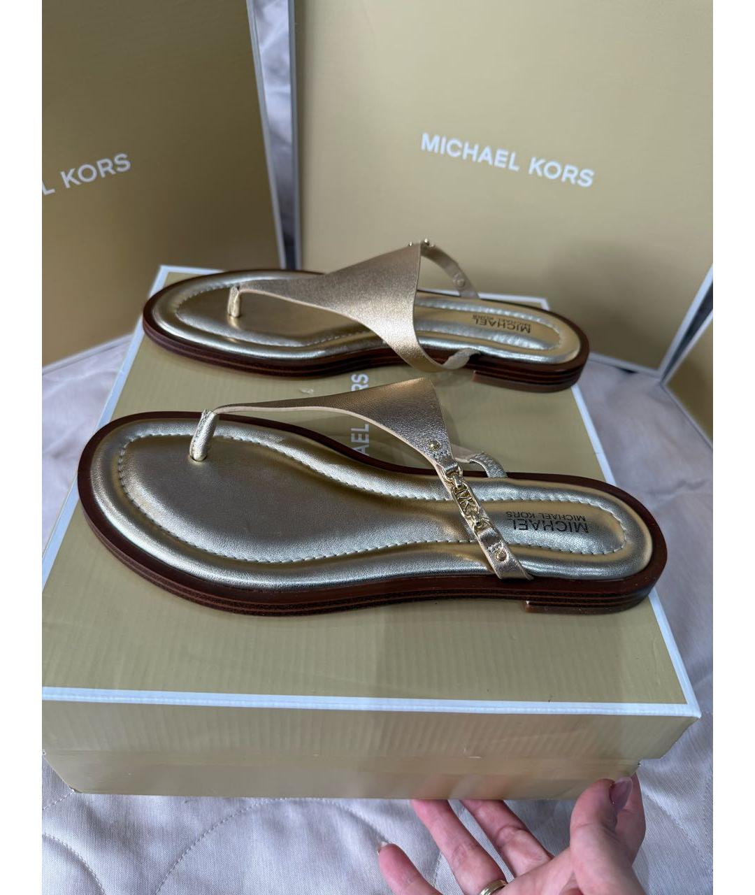 MICHAEL MICHAEL KORS Золотые босоножки из лакированной кожи, фото 5