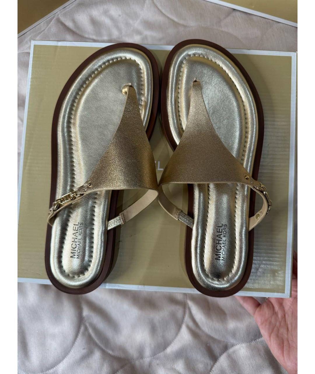 MICHAEL MICHAEL KORS Золотые босоножки из лакированной кожи, фото 3