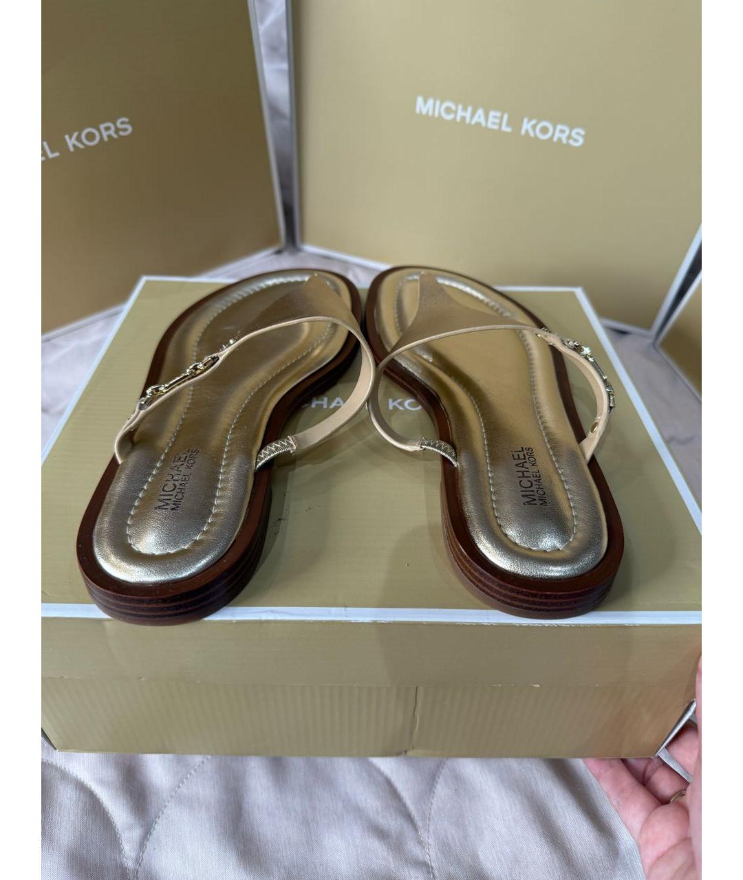 MICHAEL MICHAEL KORS Золотые босоножки из лакированной кожи, фото 4