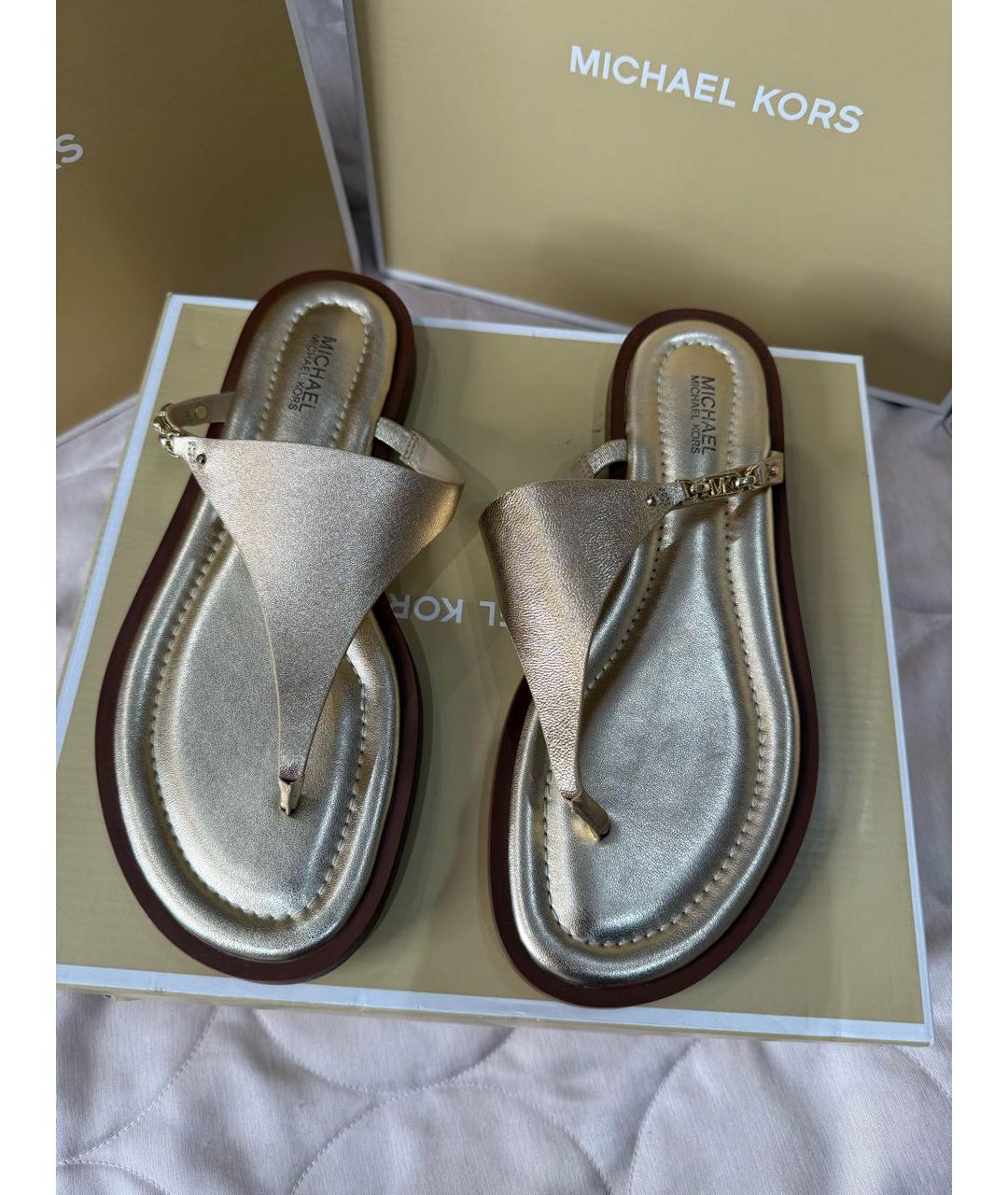 MICHAEL MICHAEL KORS Золотые босоножки из лакированной кожи, фото 2