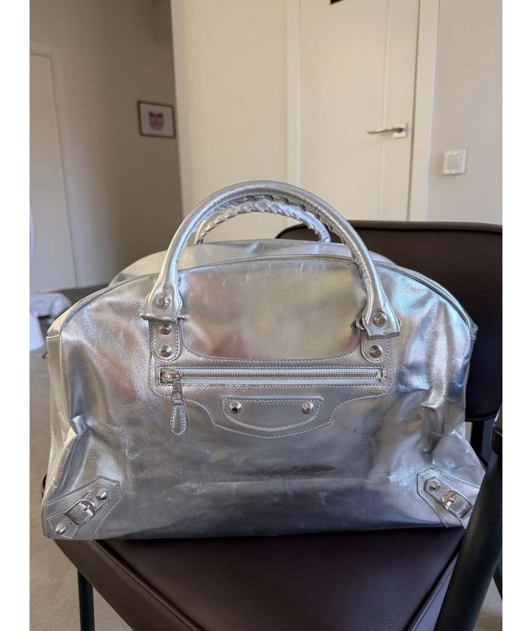 BALENCIAGA Серебряная кожаная сумка с короткими ручками, фото 5