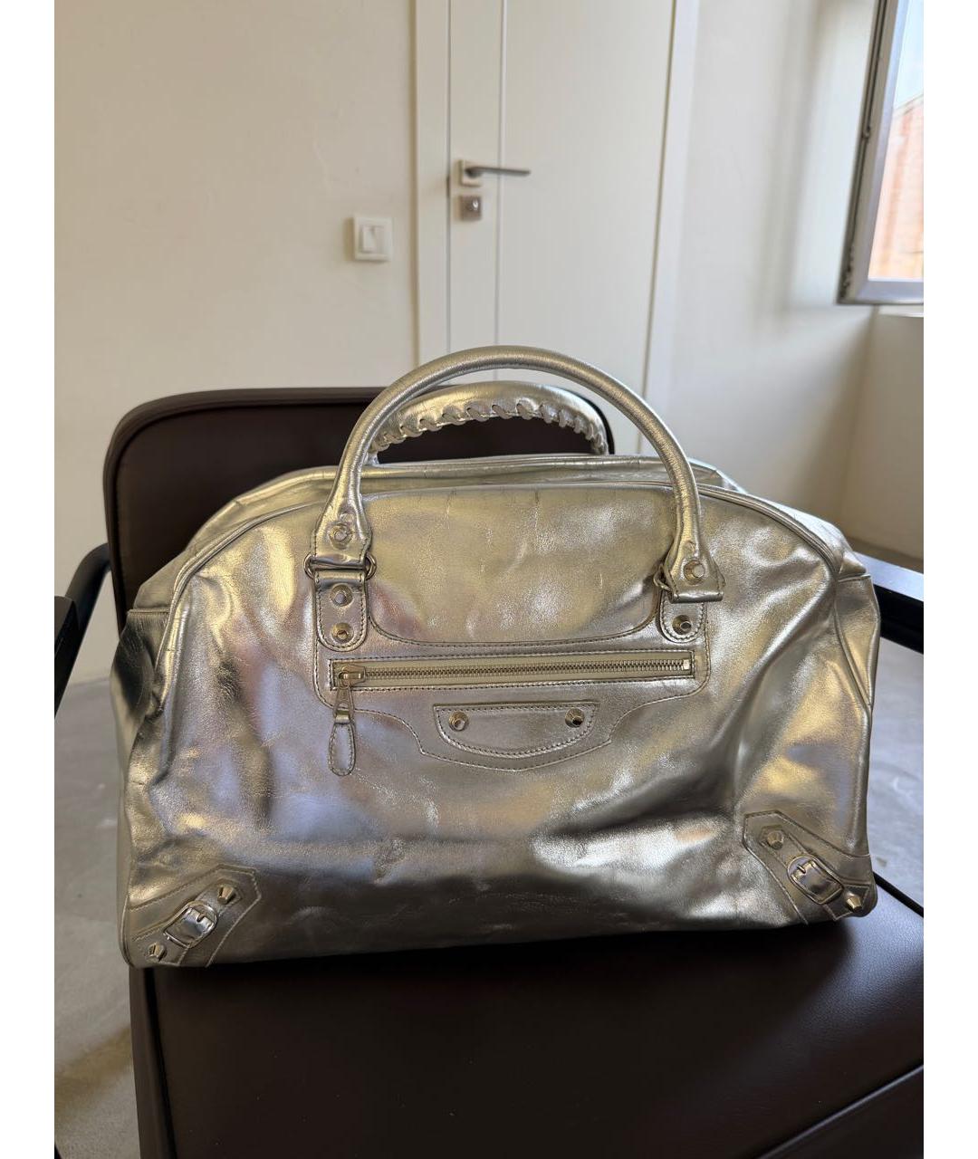 BALENCIAGA Серебряная кожаная сумка с короткими ручками, фото 4