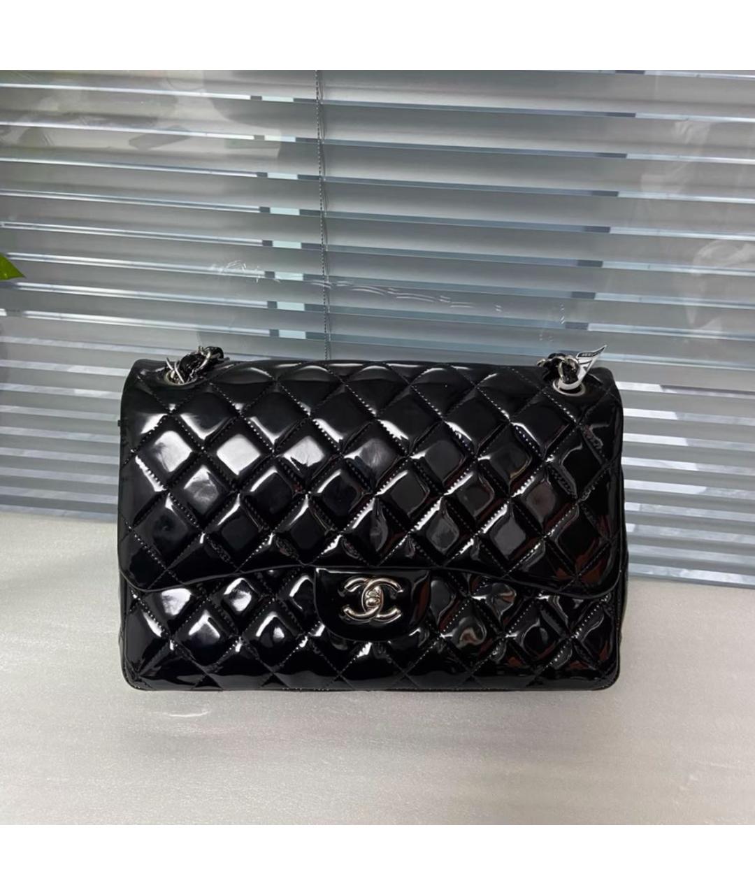CHANEL Черная сумка через плечо из лакированной кожи, фото 2