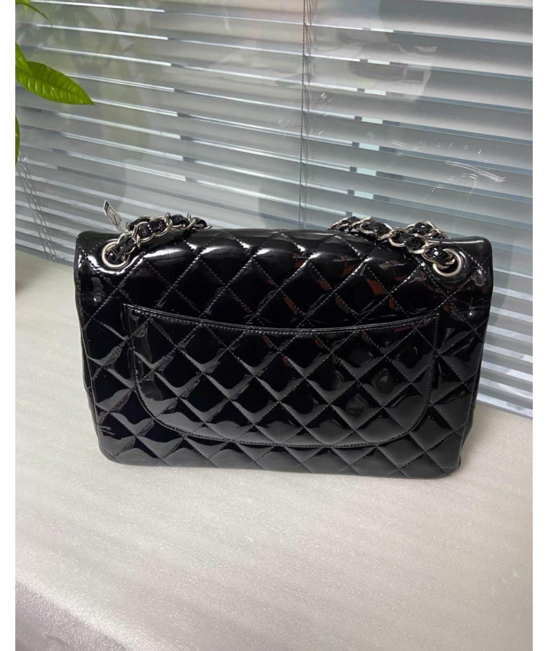 CHANEL Черная сумка через плечо из лакированной кожи, фото 5