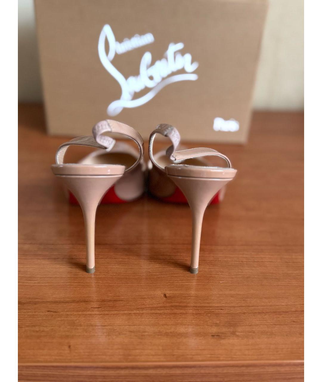 CHRISTIAN LOUBOUTIN Бежевые босоножки из лакированной кожи, фото 4