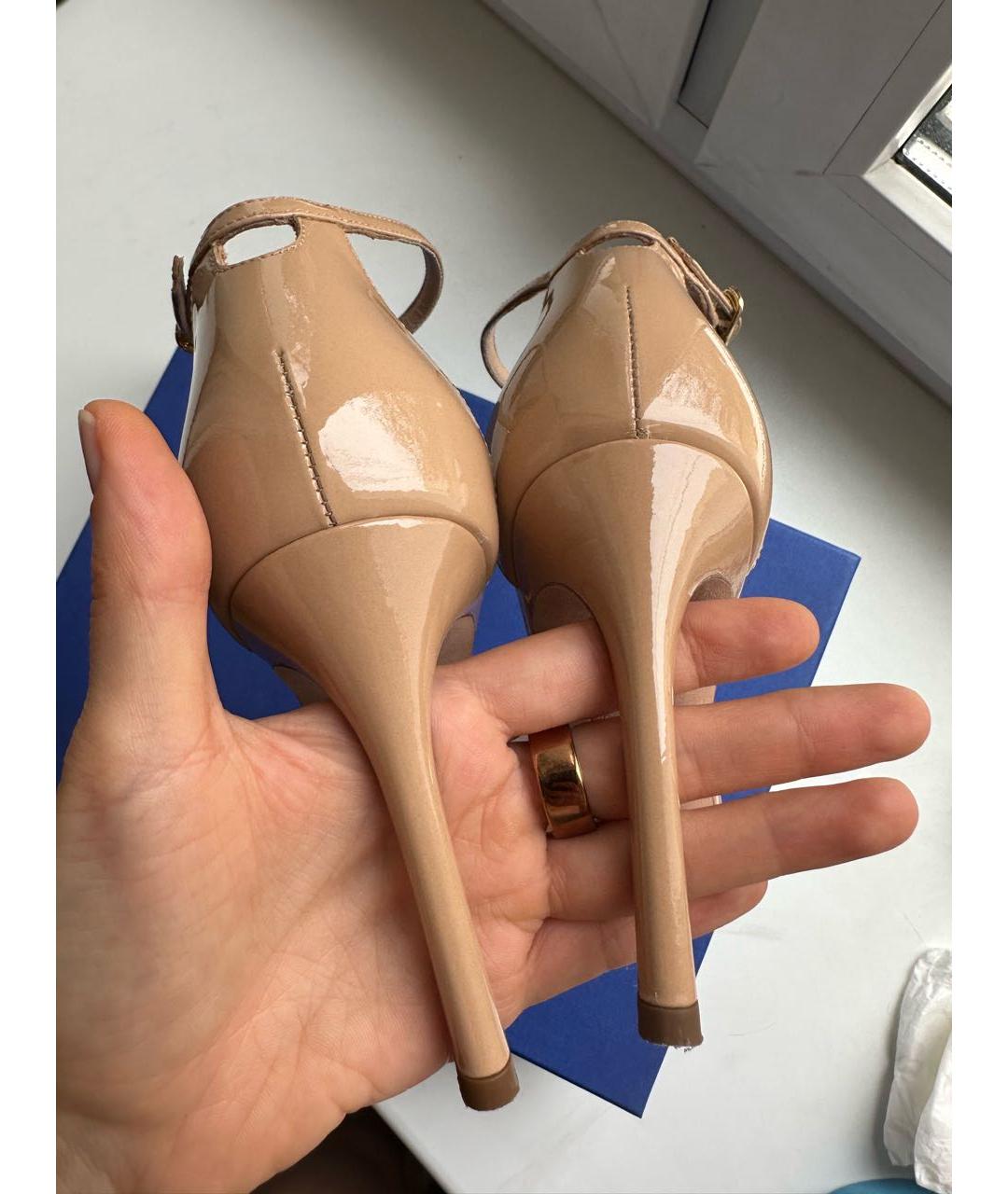 STUART WEITZMAN Бежевые босоножки из лакированной кожи, фото 4