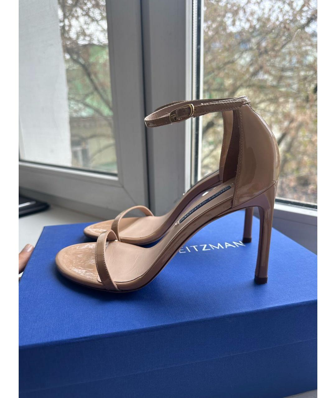 STUART WEITZMAN Бежевые босоножки из лакированной кожи, фото 2