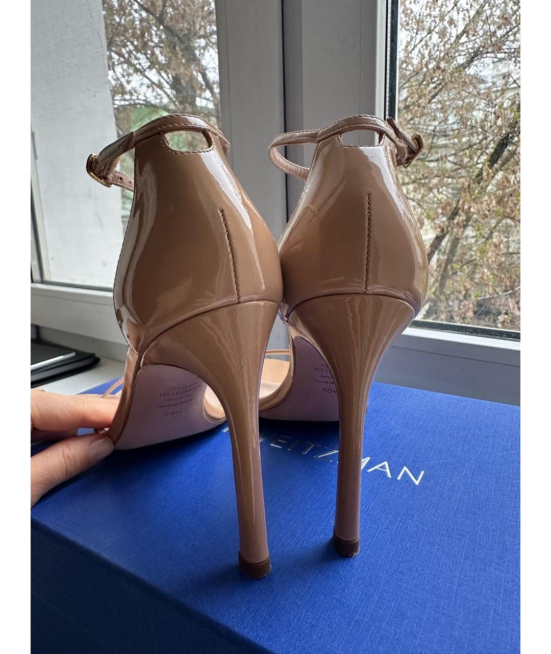 STUART WEITZMAN Бежевые босоножки из лакированной кожи, фото 5