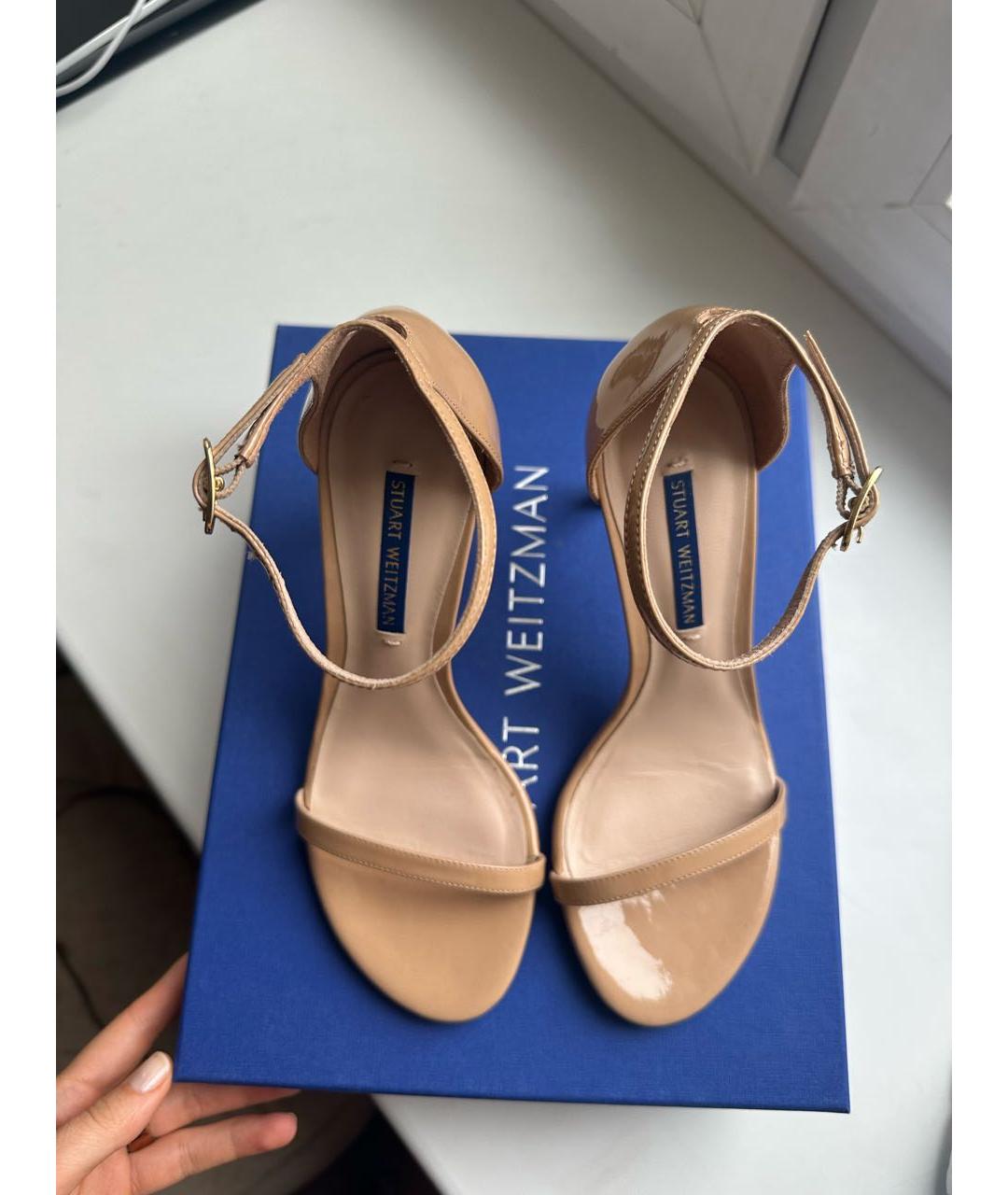 STUART WEITZMAN Бежевые босоножки из лакированной кожи, фото 3